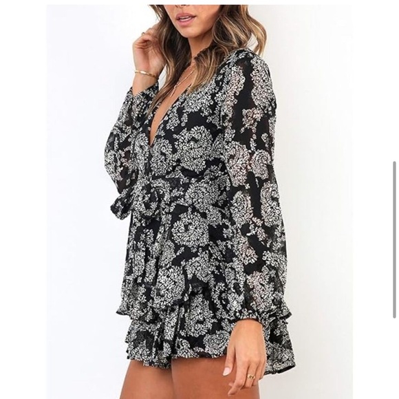 NWT Black and White Printed Floral Long Sleeve Ruffle Romper - Picture 4 of 12